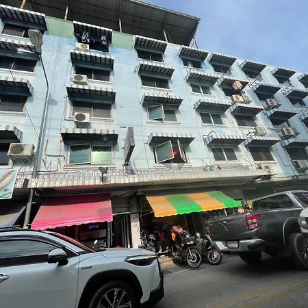 Oyo 75494 President Apartment Pattaya Exteriör bild
