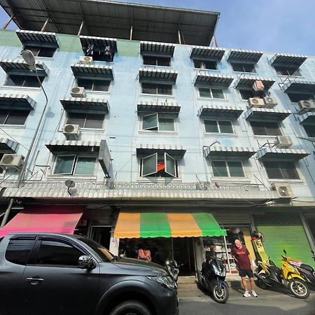 Oyo 75494 President Apartment Pattaya Exteriör bild
