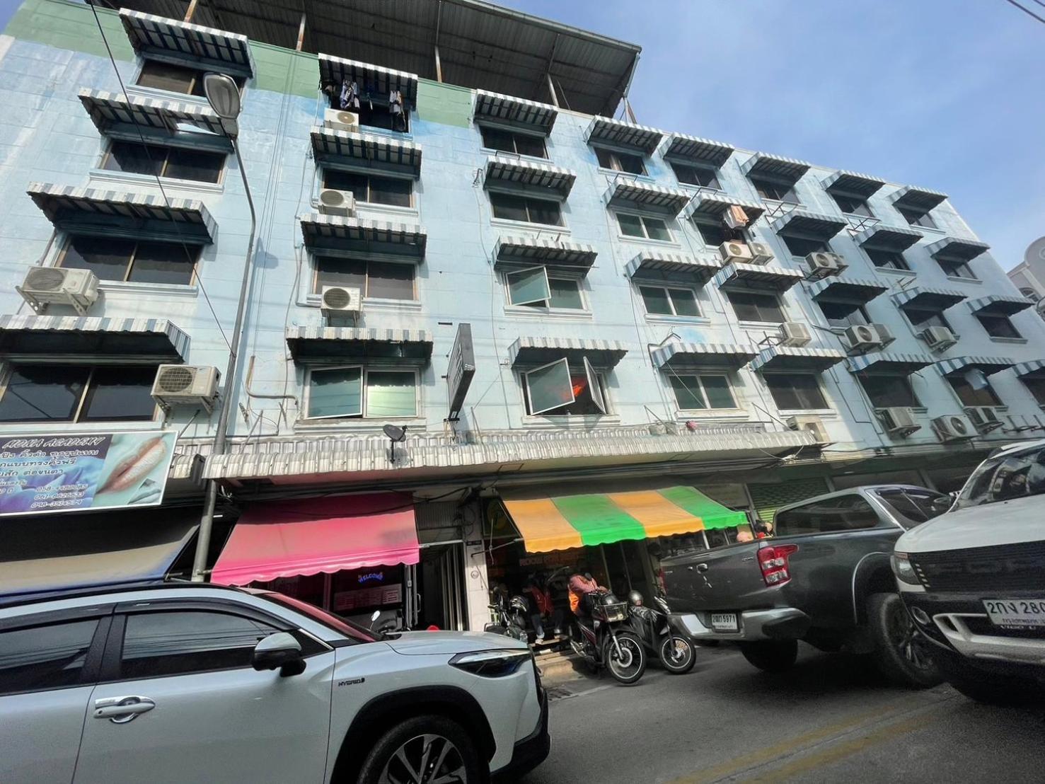 Oyo 75494 President Apartment Pattaya Exteriör bild