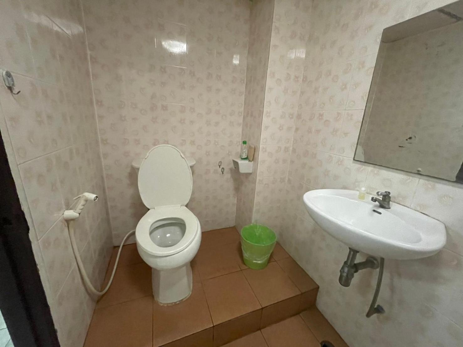 Oyo 75494 President Apartment Pattaya Exteriör bild