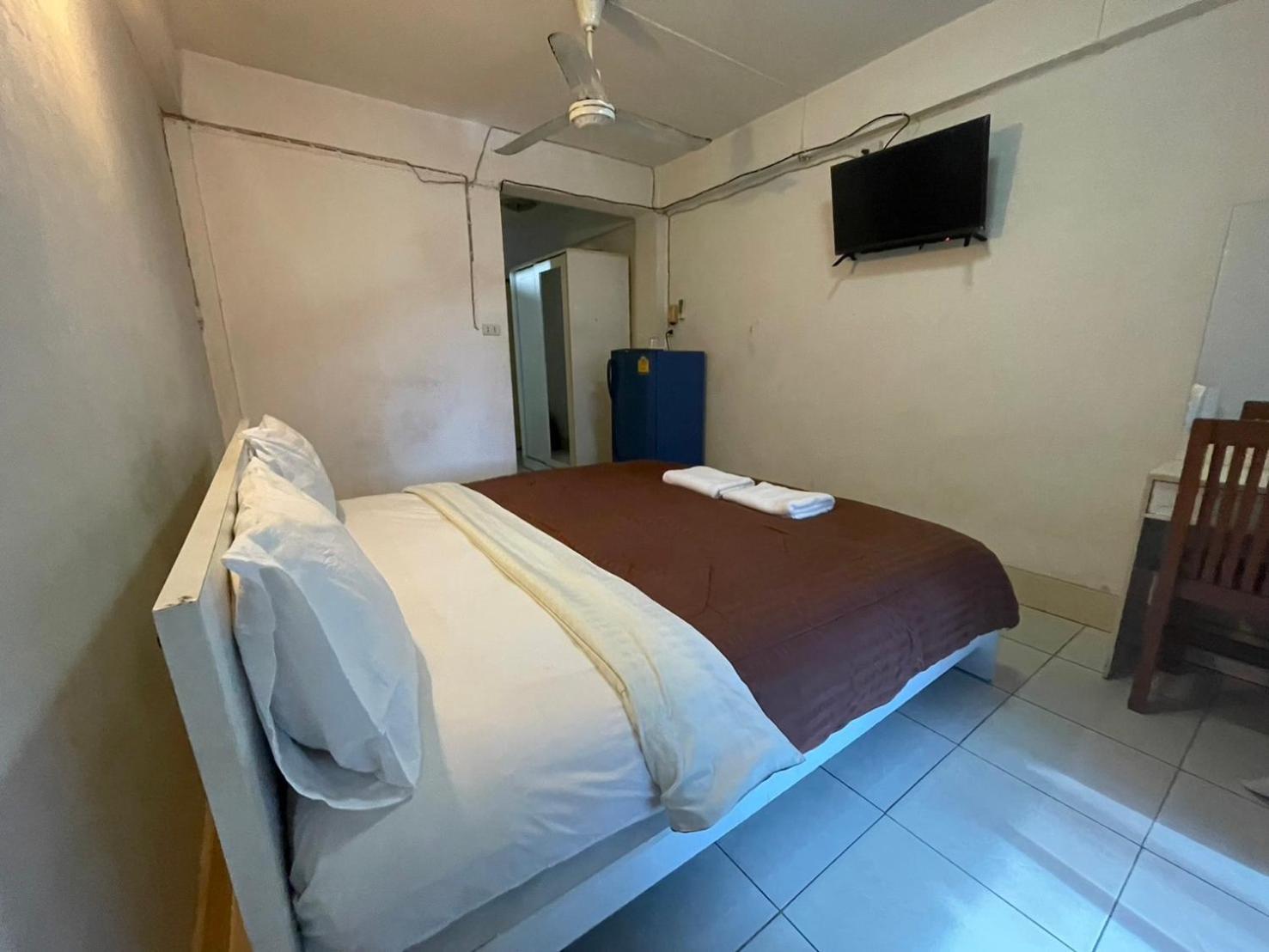 Oyo 75494 President Apartment Pattaya Exteriör bild
