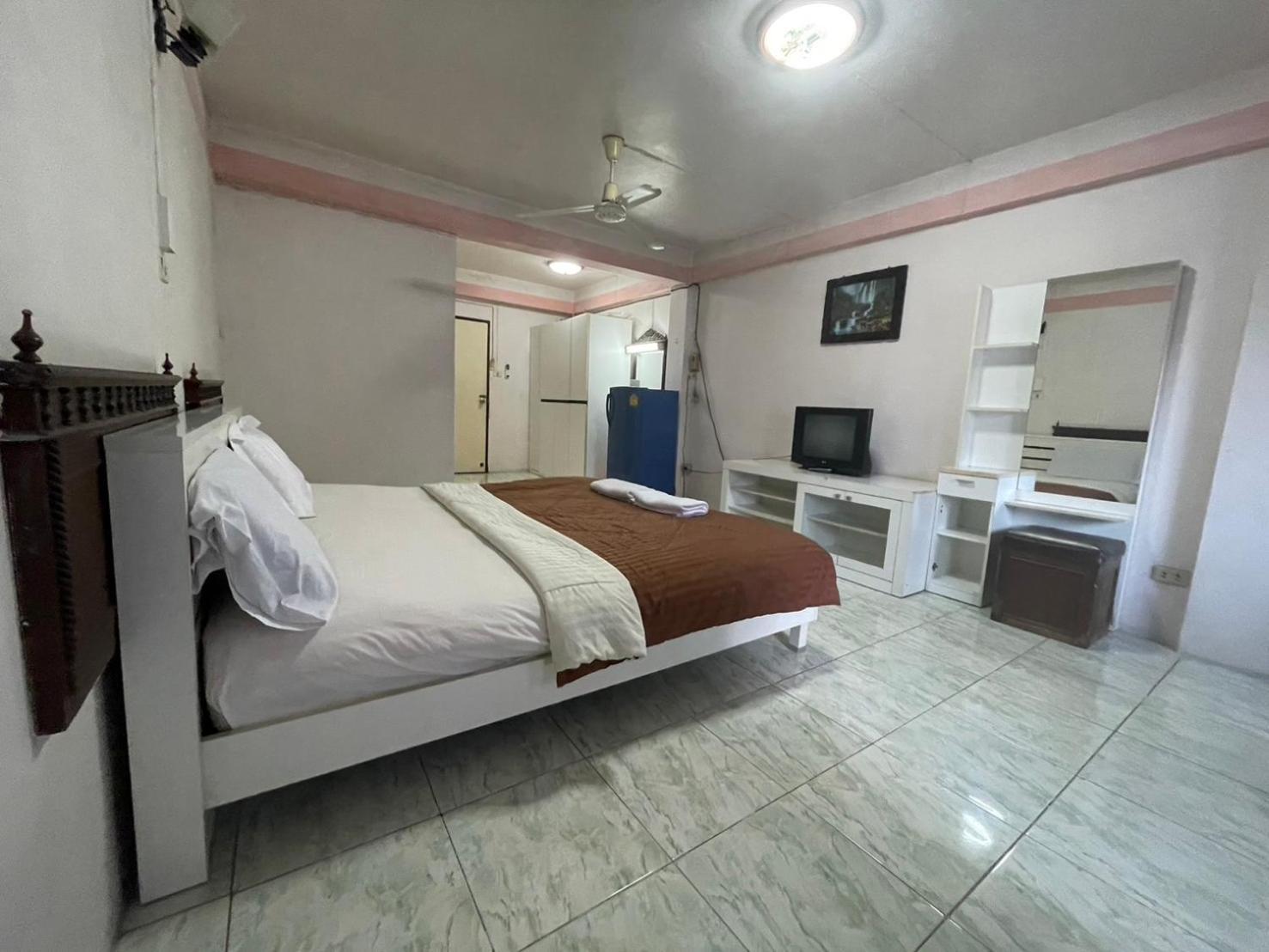 Oyo 75494 President Apartment Pattaya Exteriör bild