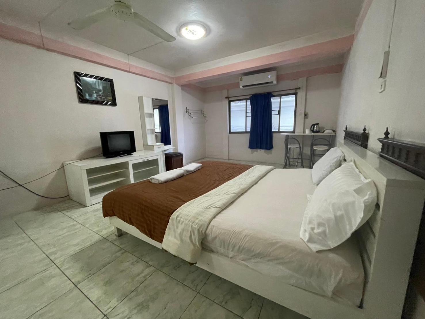 Oyo 75494 President Apartment Pattaya Exteriör bild