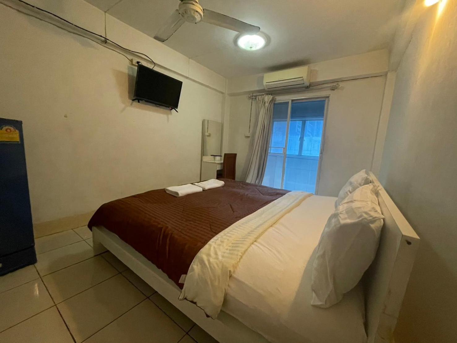 Oyo 75494 President Apartment Pattaya Exteriör bild