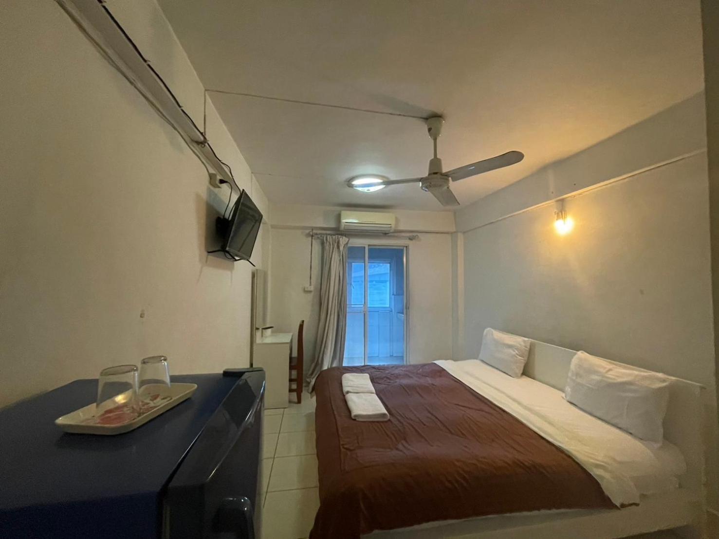 Oyo 75494 President Apartment Pattaya Exteriör bild