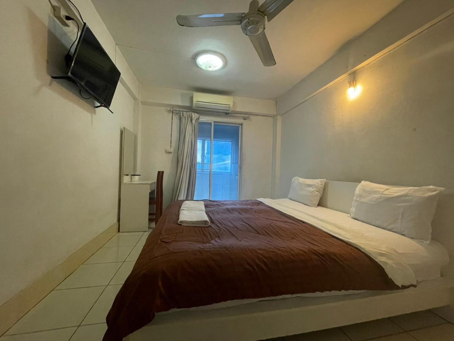 Oyo 75494 President Apartment Pattaya Exteriör bild