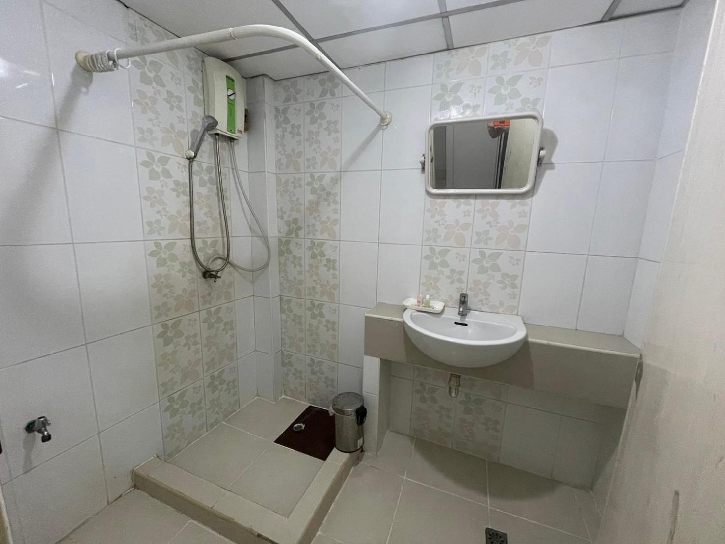 Oyo 75494 President Apartment Pattaya Exteriör bild