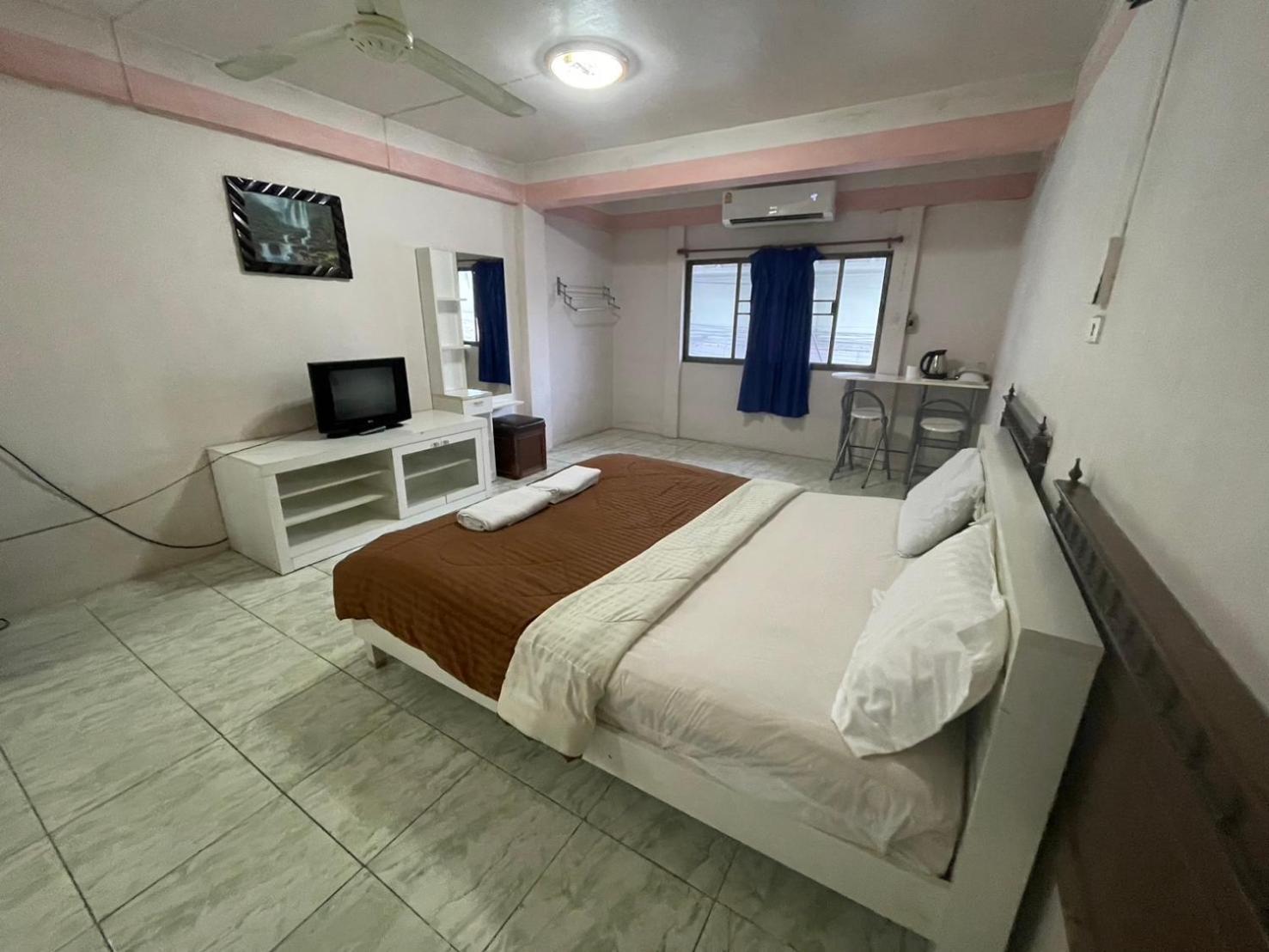 Oyo 75494 President Apartment Pattaya Exteriör bild