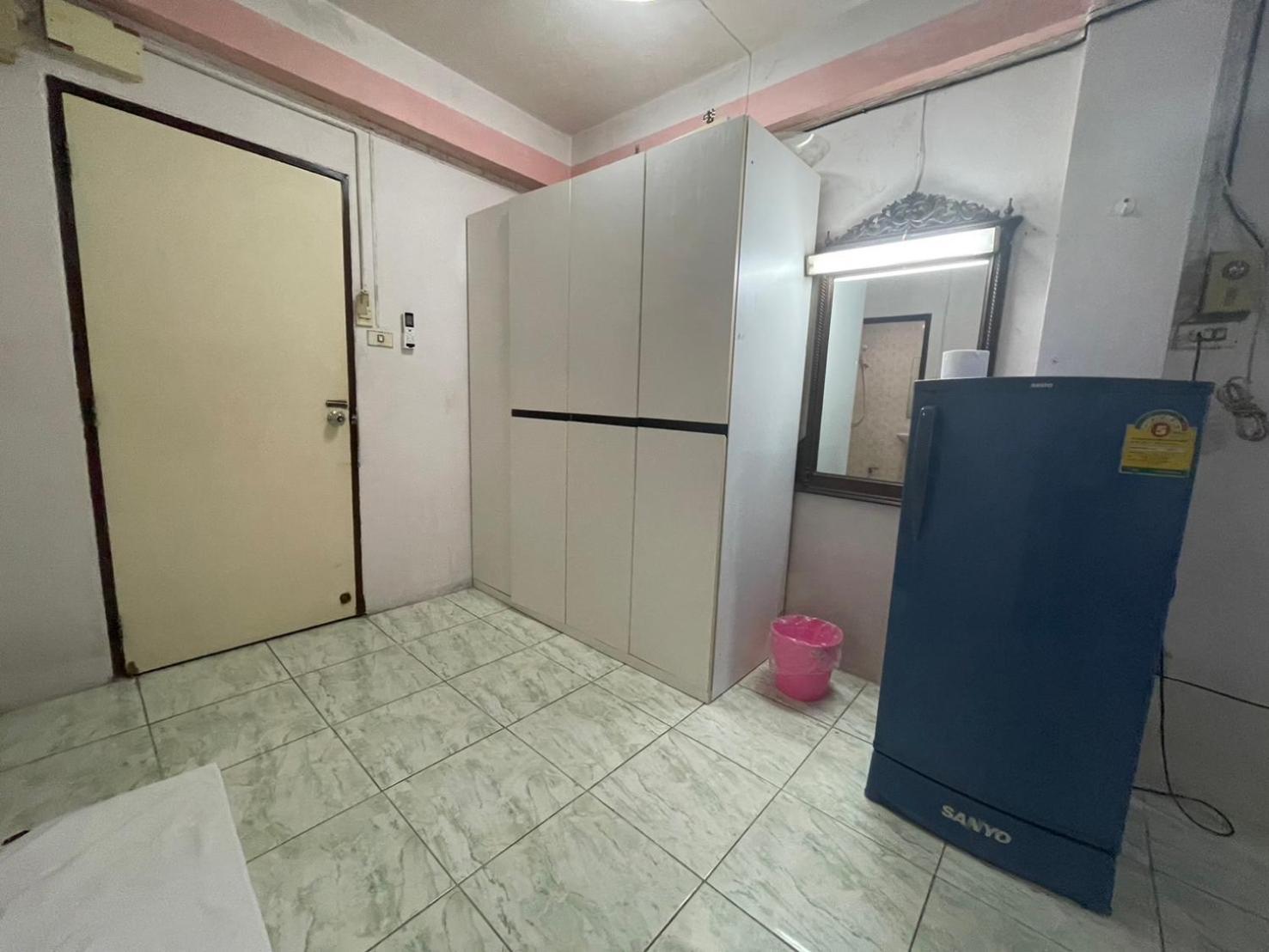 Oyo 75494 President Apartment Pattaya Exteriör bild
