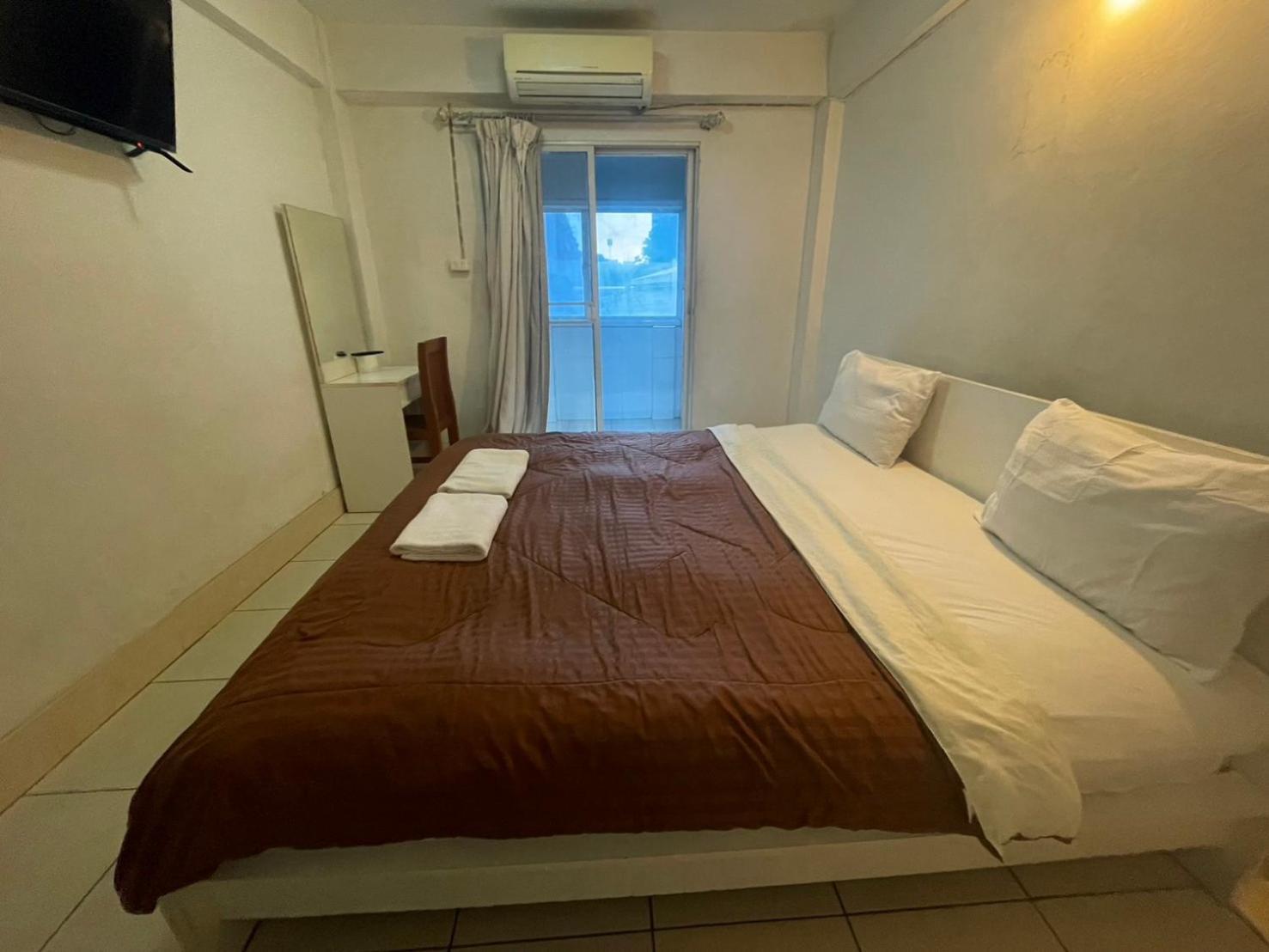 Oyo 75494 President Apartment Pattaya Exteriör bild