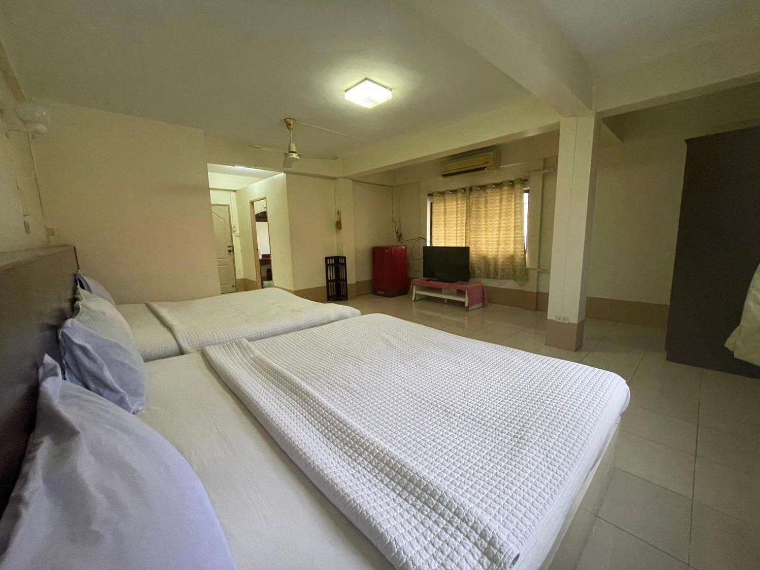 Oyo 75494 President Apartment Pattaya Exteriör bild