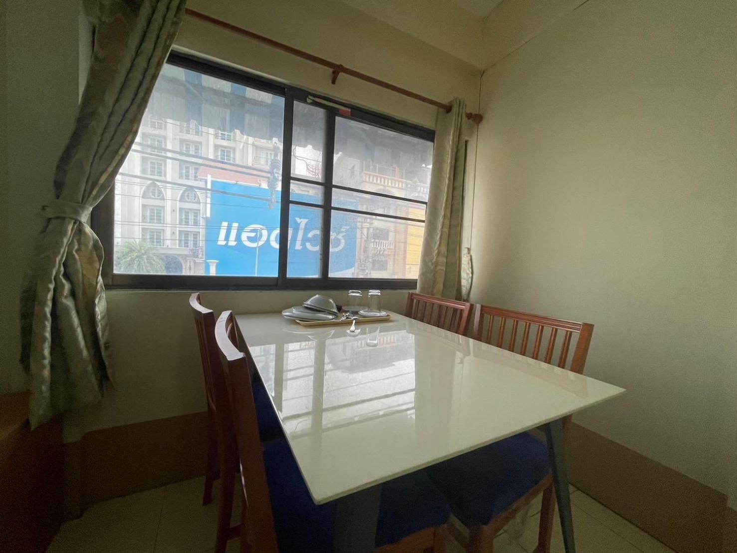 Oyo 75494 President Apartment Pattaya Exteriör bild