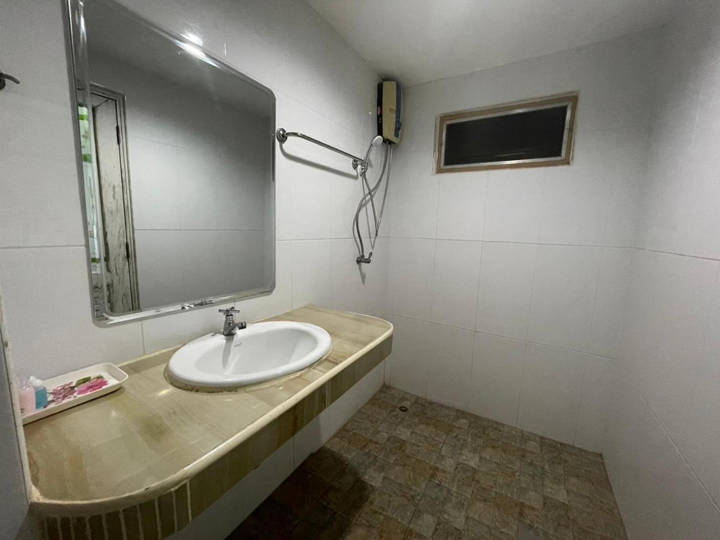 Oyo 75494 President Apartment Pattaya Exteriör bild
