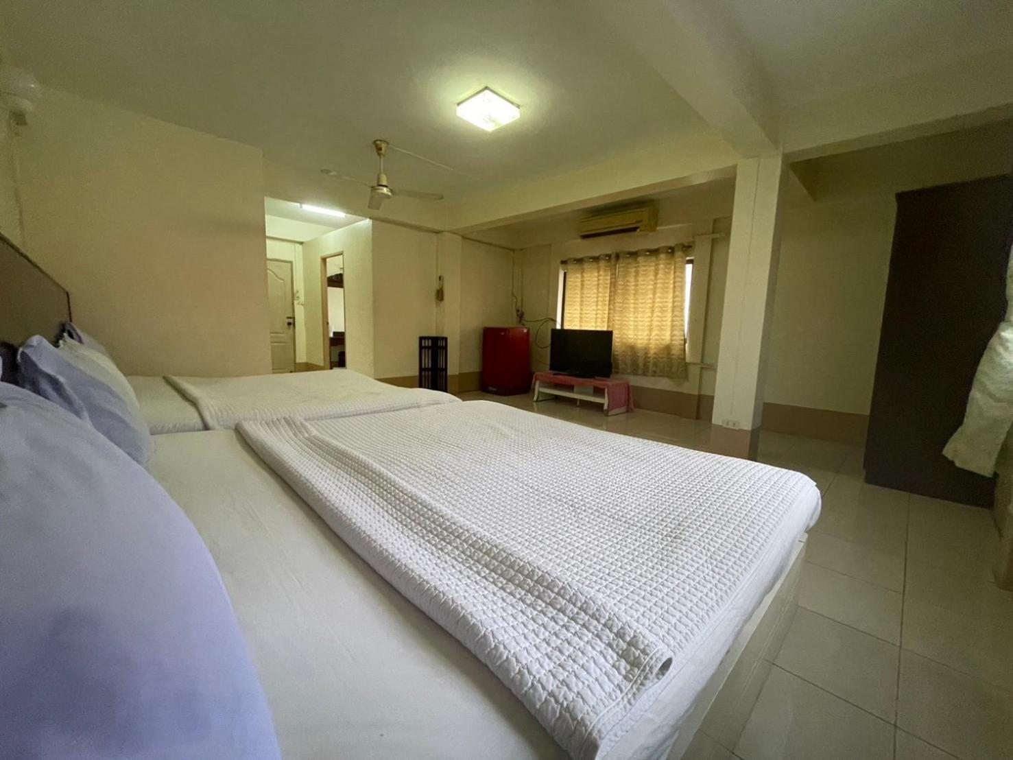 Oyo 75494 President Apartment Pattaya Exteriör bild