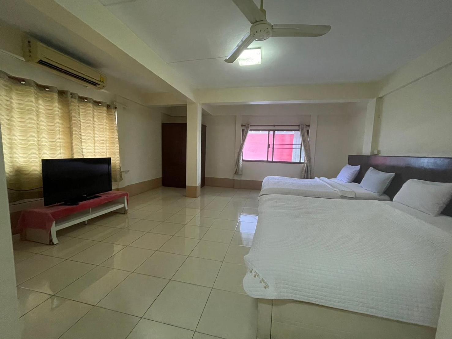 Oyo 75494 President Apartment Pattaya Exteriör bild