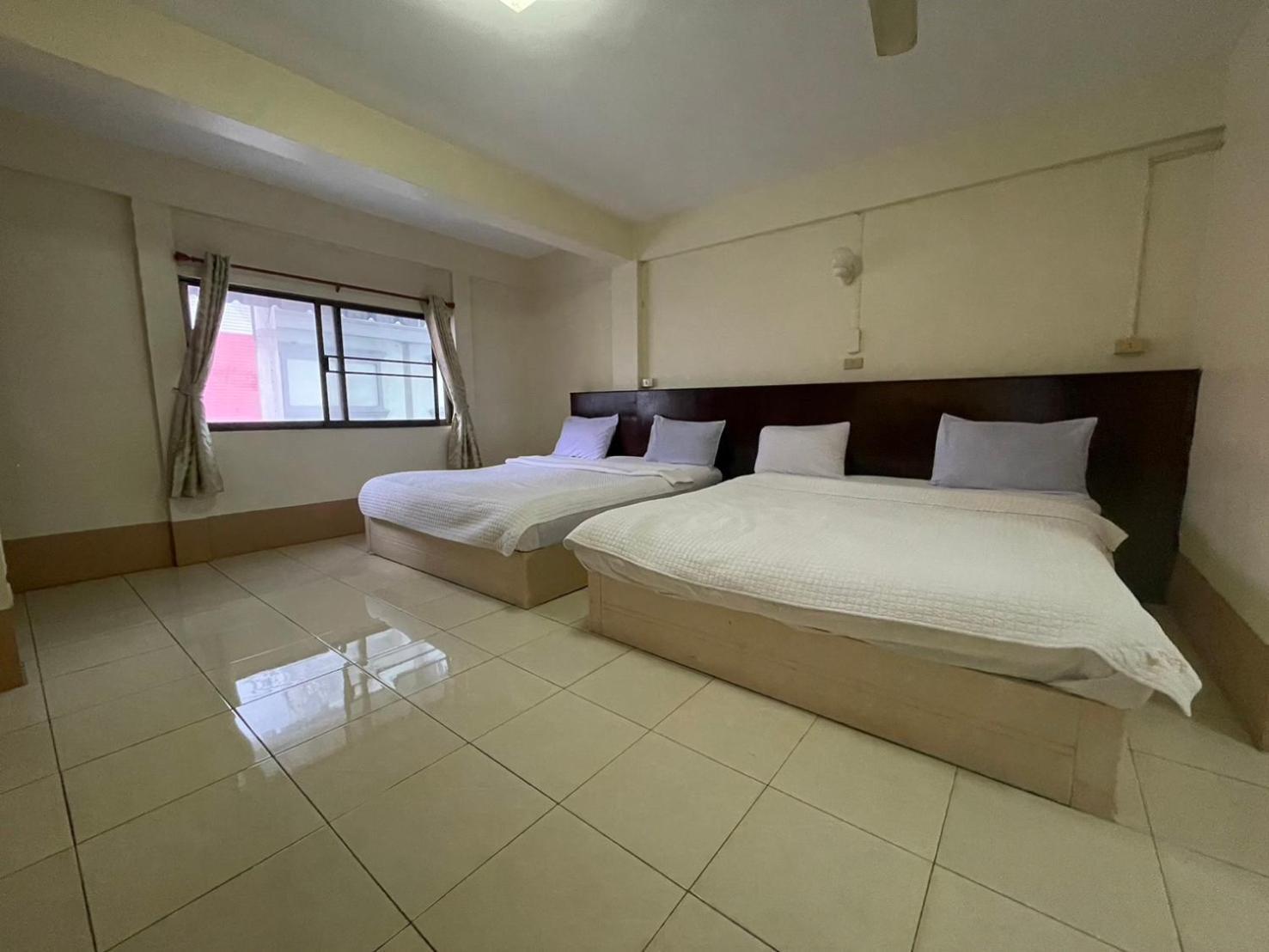 Oyo 75494 President Apartment Pattaya Exteriör bild