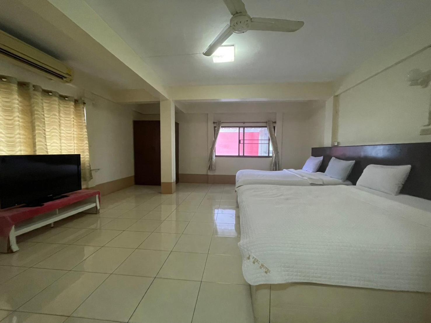 Oyo 75494 President Apartment Pattaya Exteriör bild