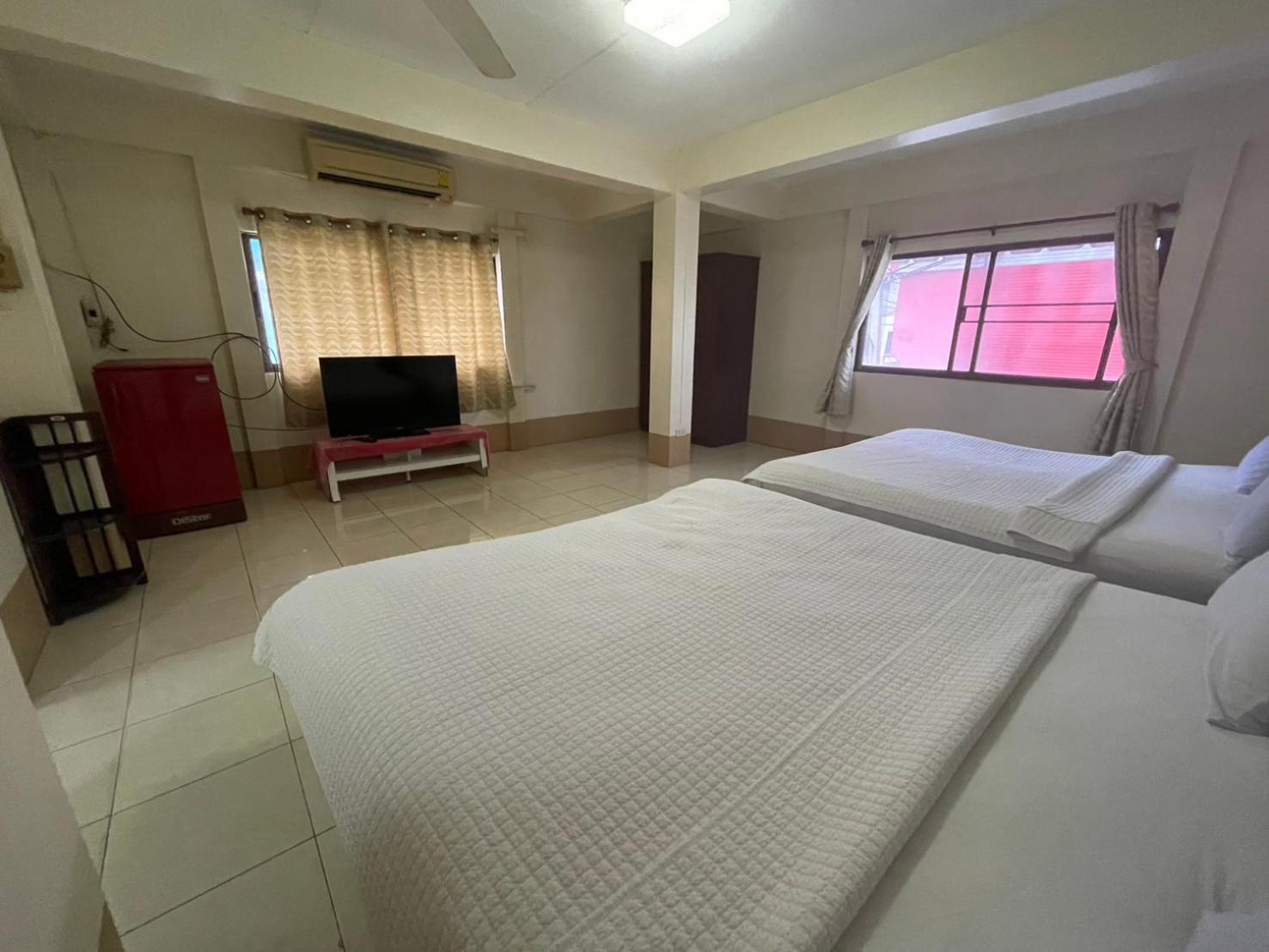 Oyo 75494 President Apartment Pattaya Exteriör bild