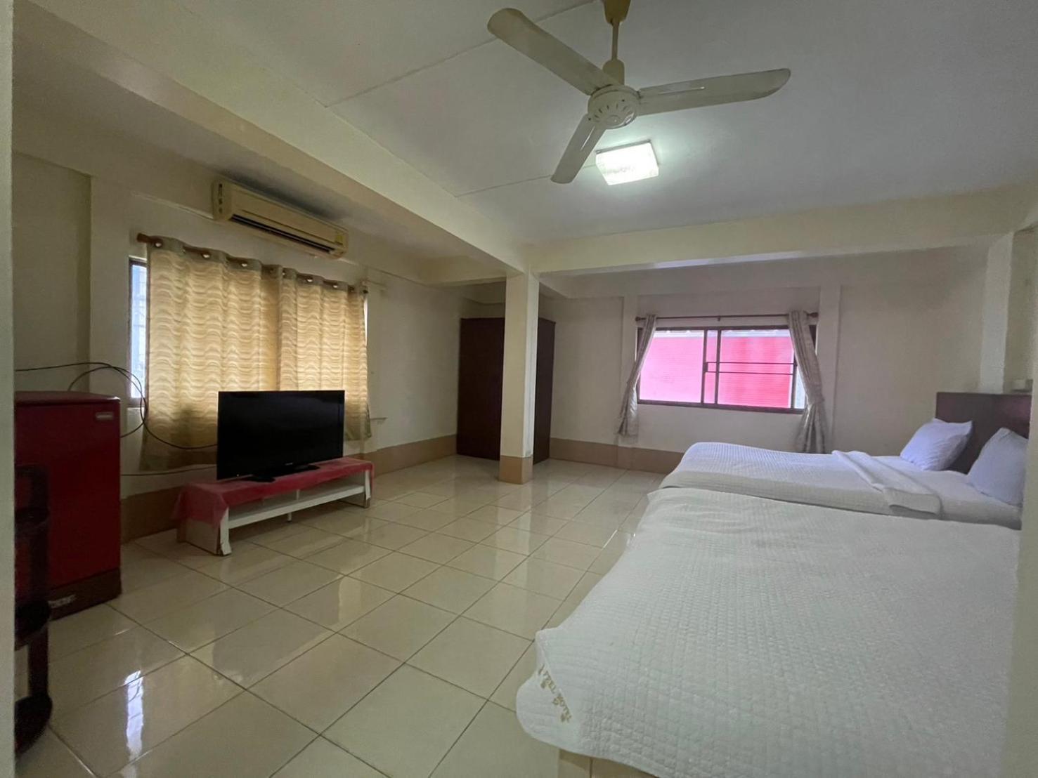 Oyo 75494 President Apartment Pattaya Exteriör bild