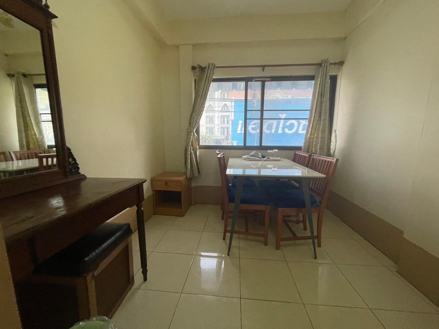 Oyo 75494 President Apartment Pattaya Exteriör bild