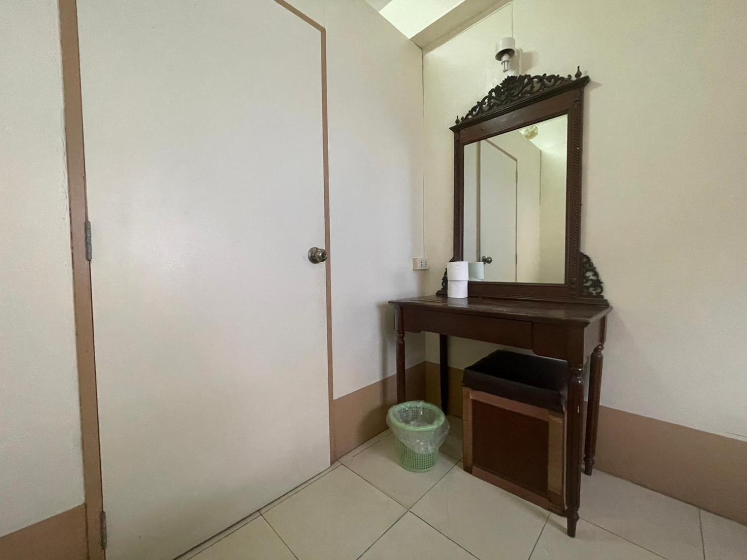 Oyo 75494 President Apartment Pattaya Exteriör bild