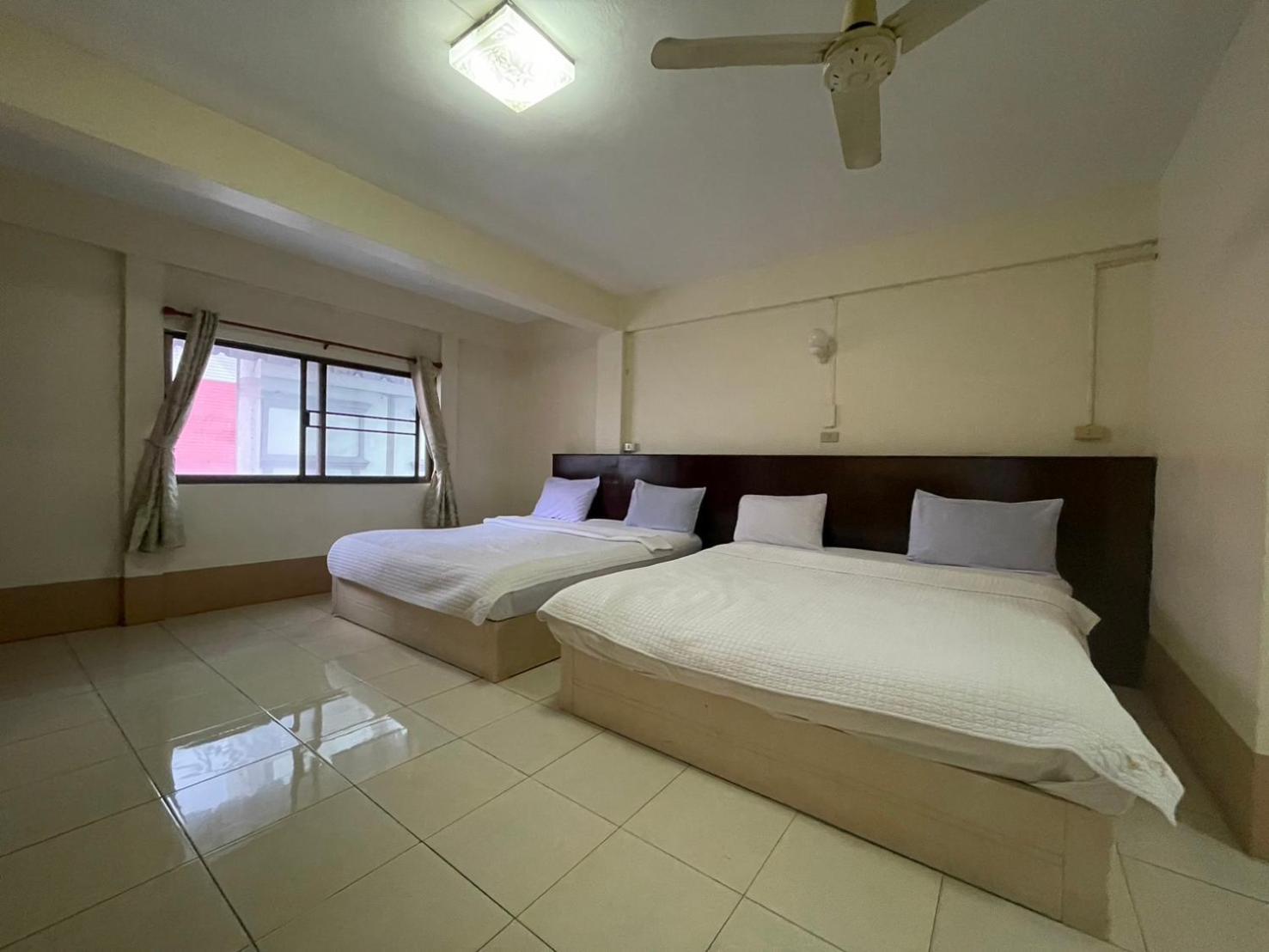 Oyo 75494 President Apartment Pattaya Exteriör bild