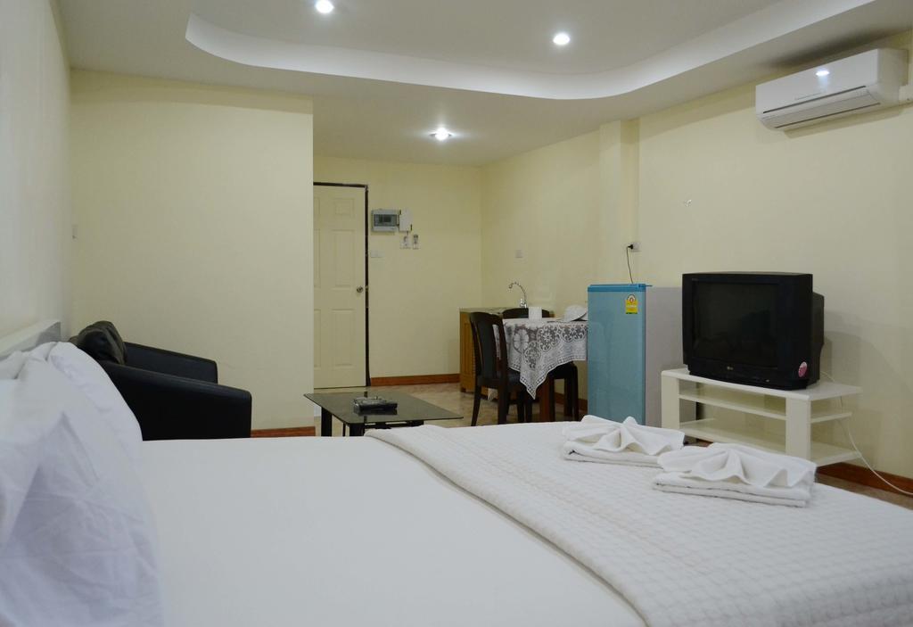 Oyo 75494 President Apartment Pattaya Rum bild