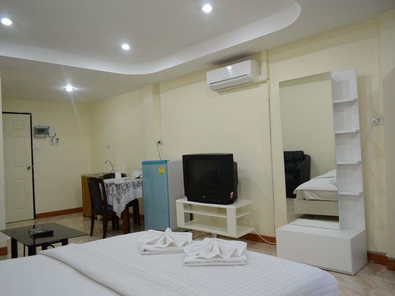 Oyo 75494 President Apartment Pattaya Exteriör bild