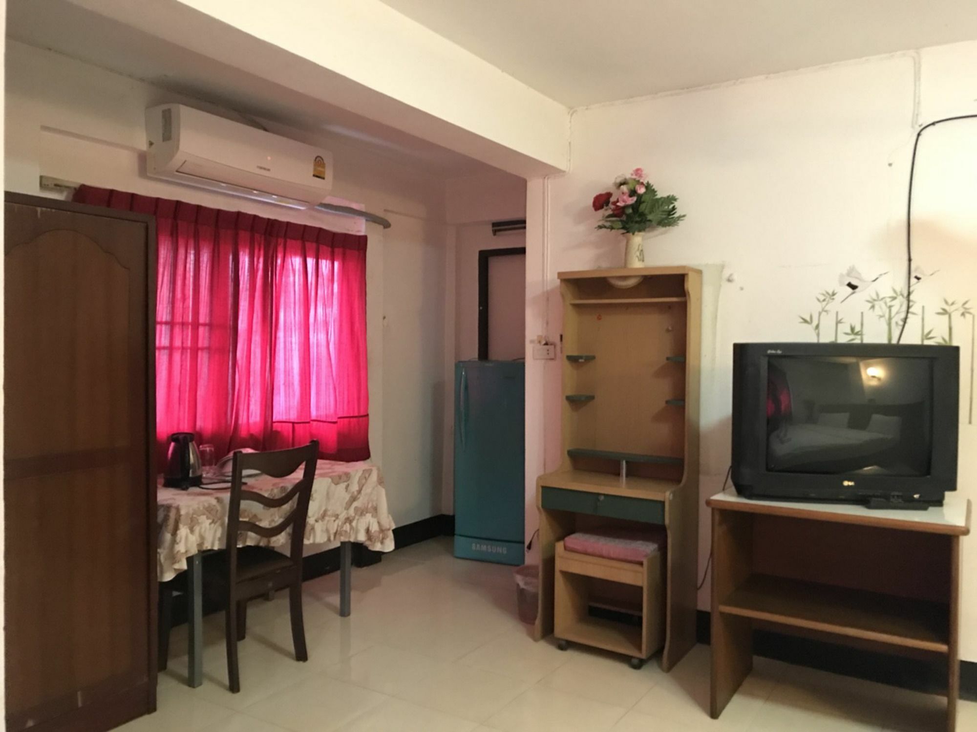 Oyo 75494 President Apartment Pattaya Exteriör bild