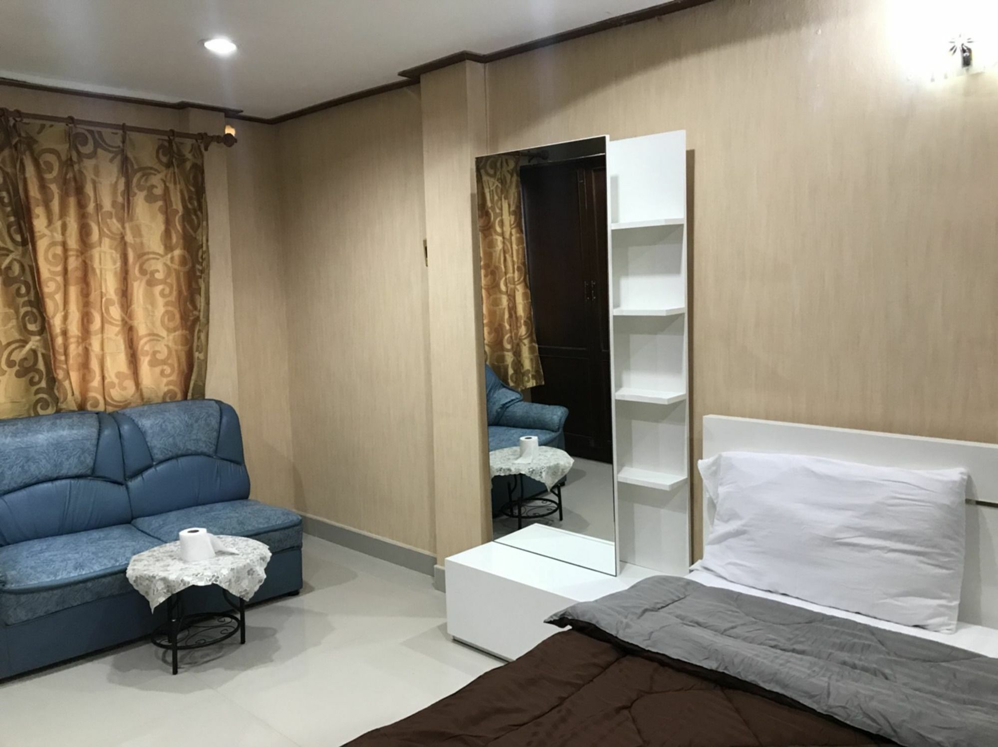 Oyo 75494 President Apartment Pattaya Exteriör bild