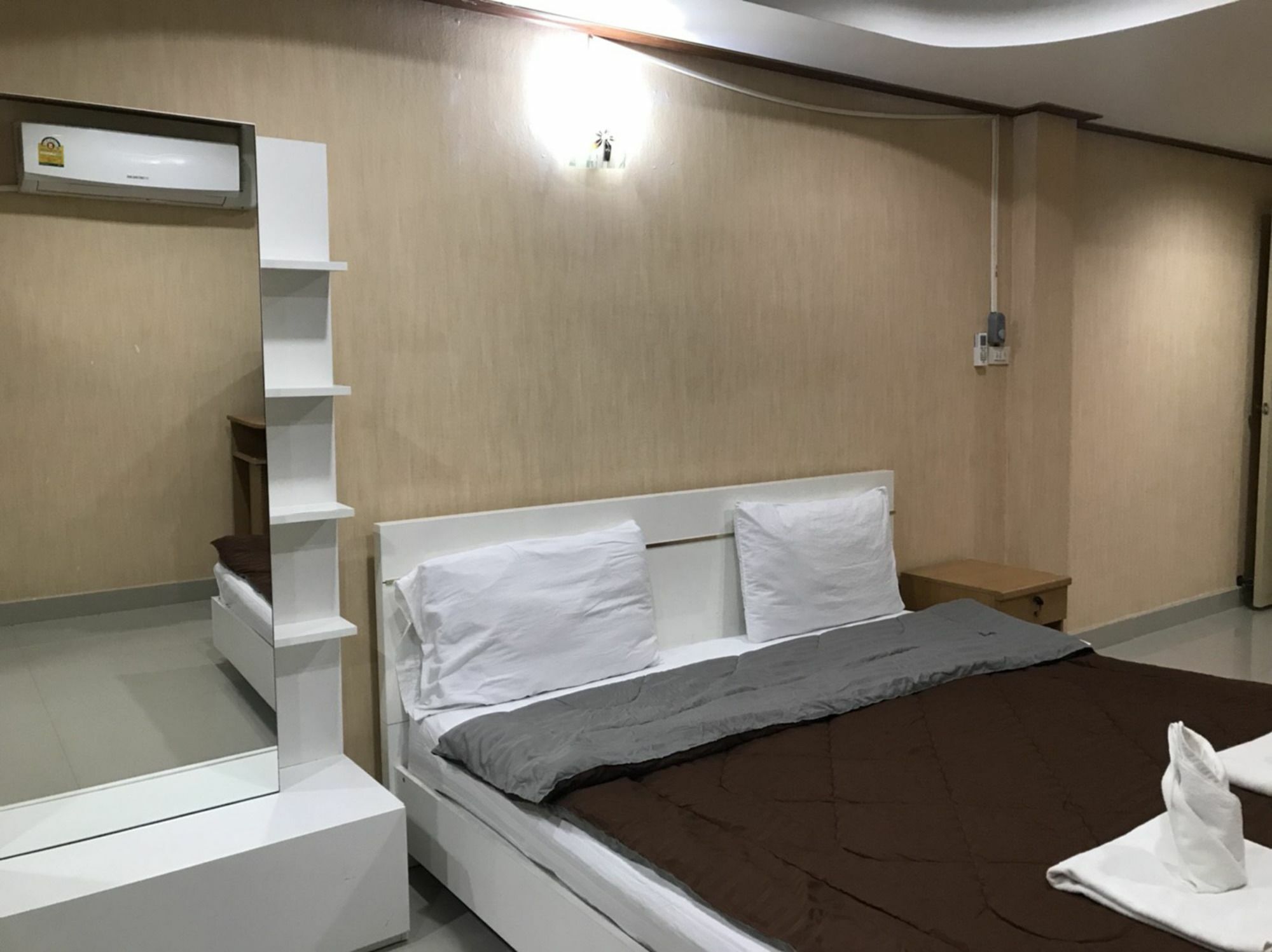 Oyo 75494 President Apartment Pattaya Exteriör bild