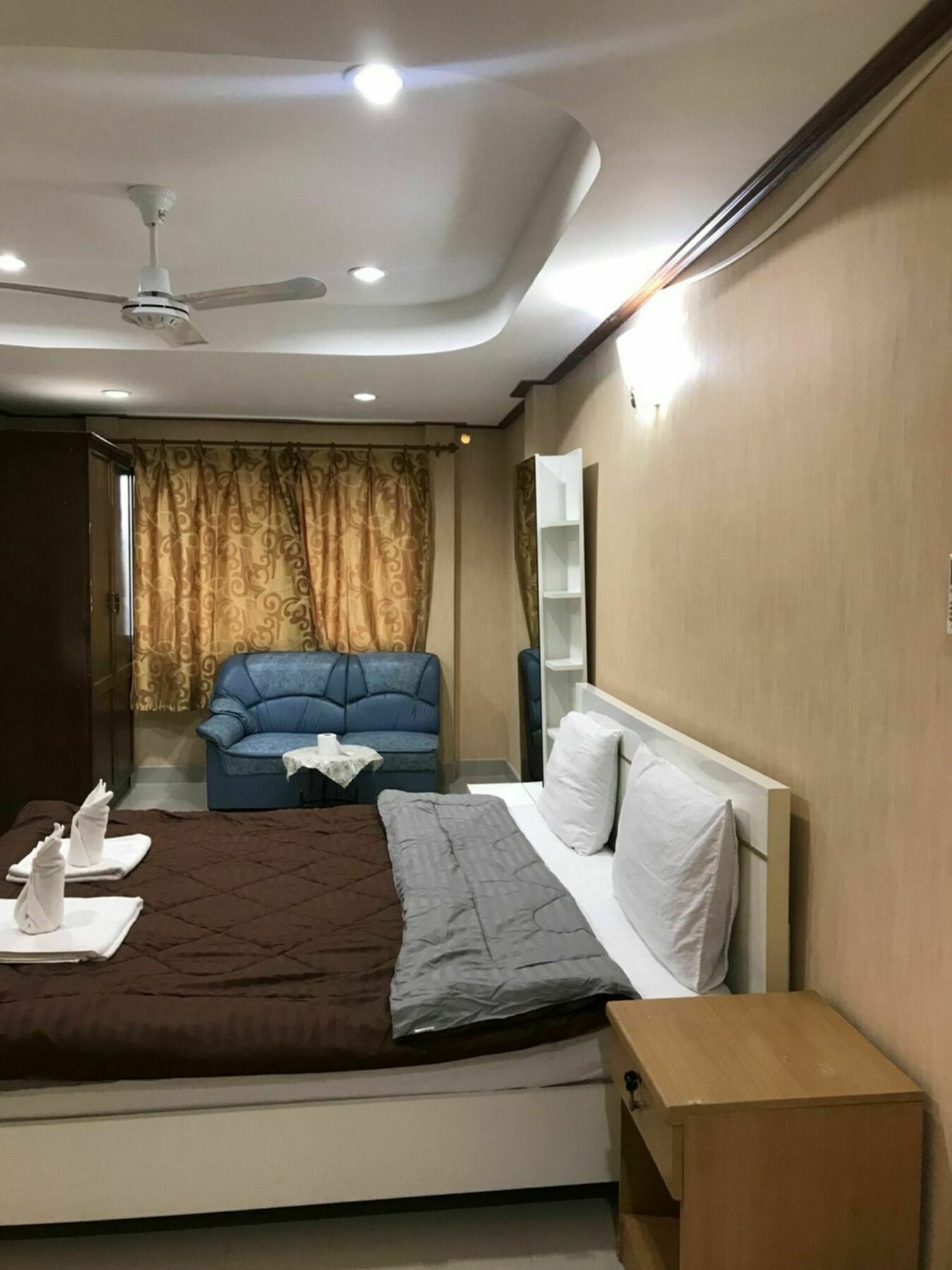 Oyo 75494 President Apartment Pattaya Exteriör bild