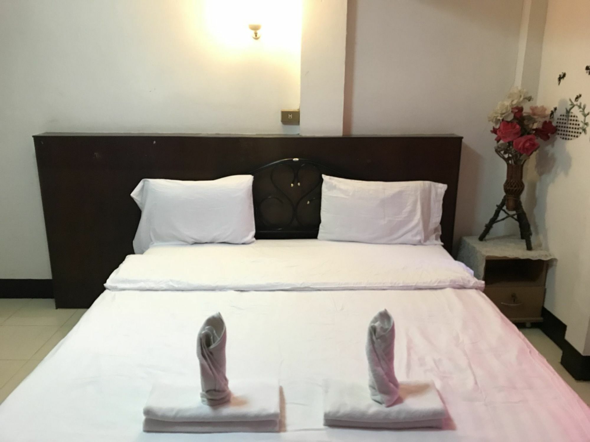 Oyo 75494 President Apartment Pattaya Exteriör bild