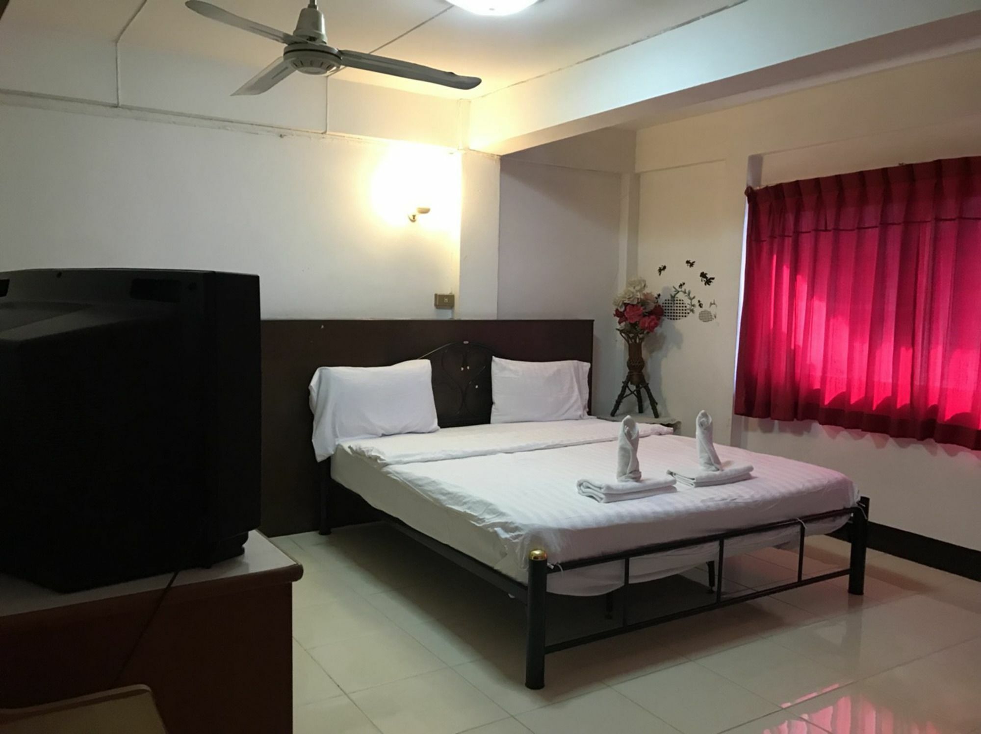 Oyo 75494 President Apartment Pattaya Exteriör bild