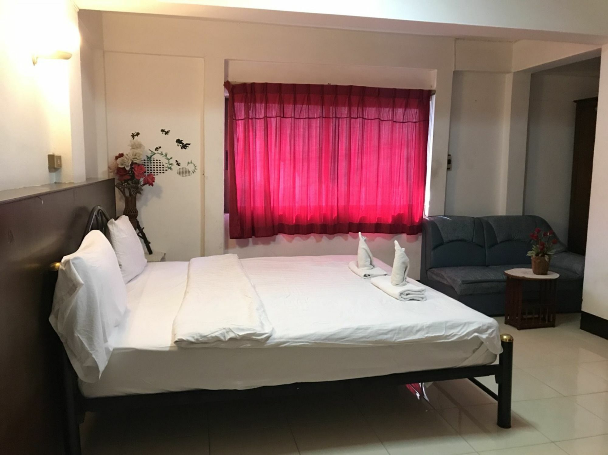 Oyo 75494 President Apartment Pattaya Exteriör bild