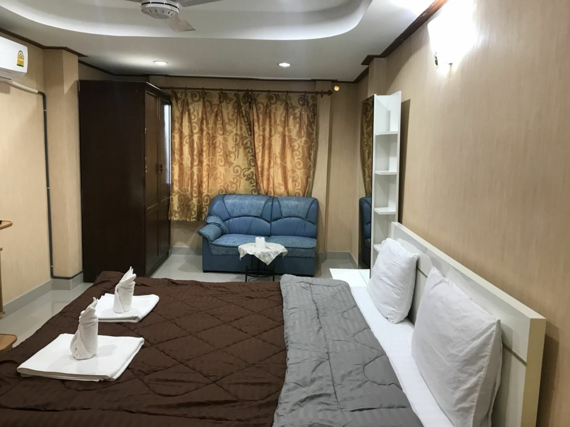 Oyo 75494 President Apartment Pattaya Exteriör bild