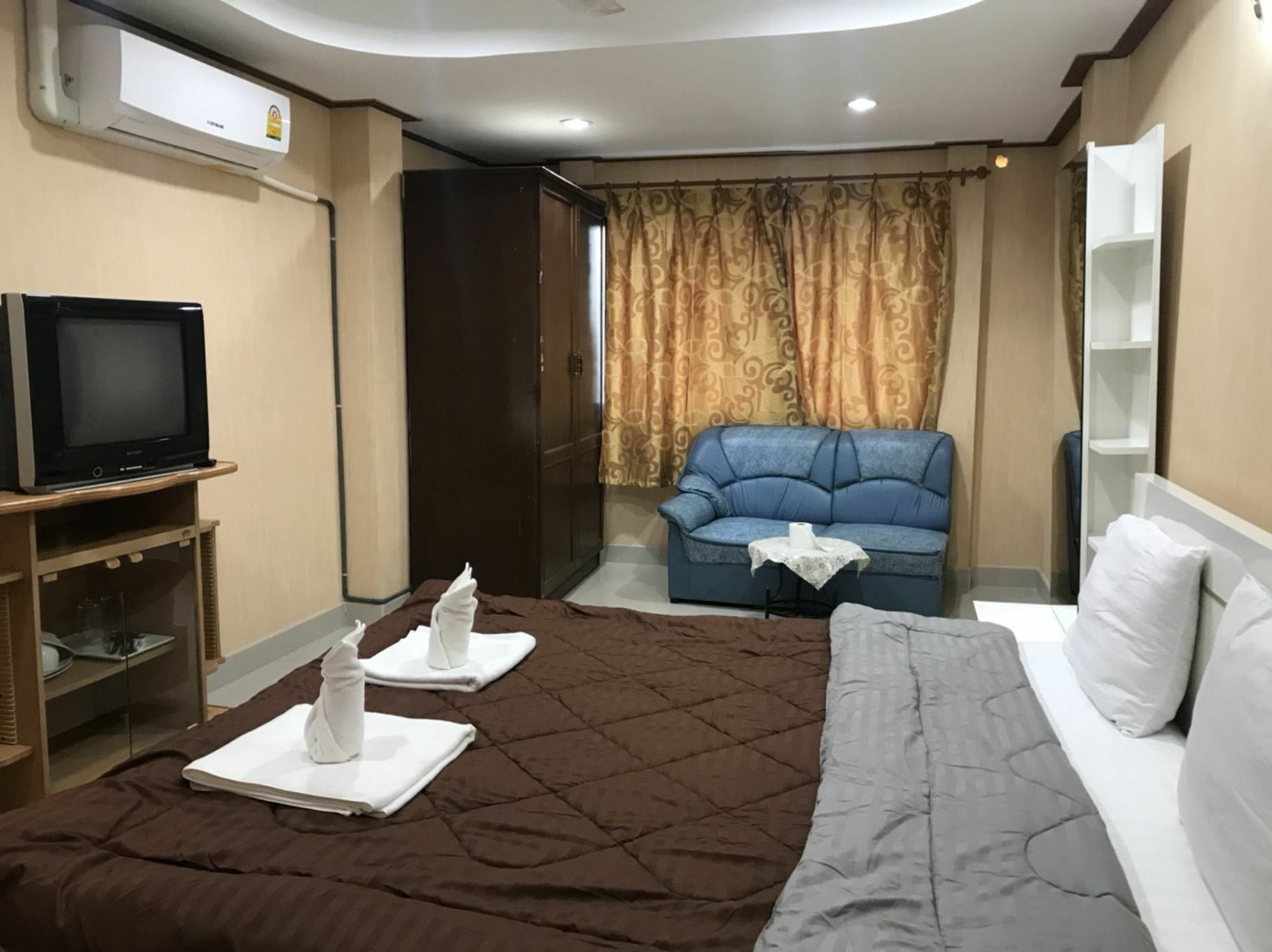 Oyo 75494 President Apartment Pattaya Exteriör bild